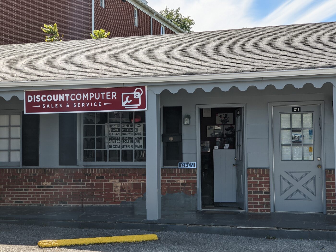 Discount Computer Sales & Service storefront exterior in Vinton, VA